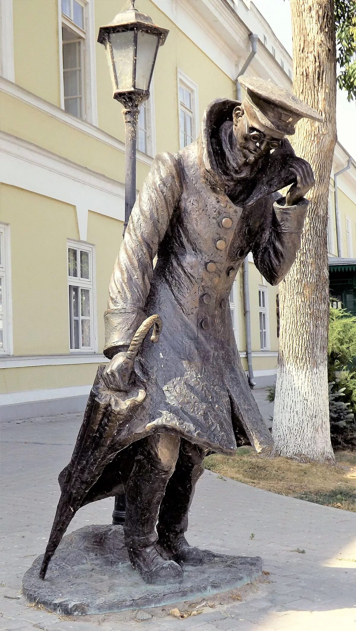 Человек в футляре в каком городе. Человек в футляре памятник в таганроге. скульптура человек в футляре в таганроге. человек в футляре таганрог. скульптуры чехов таганрог.