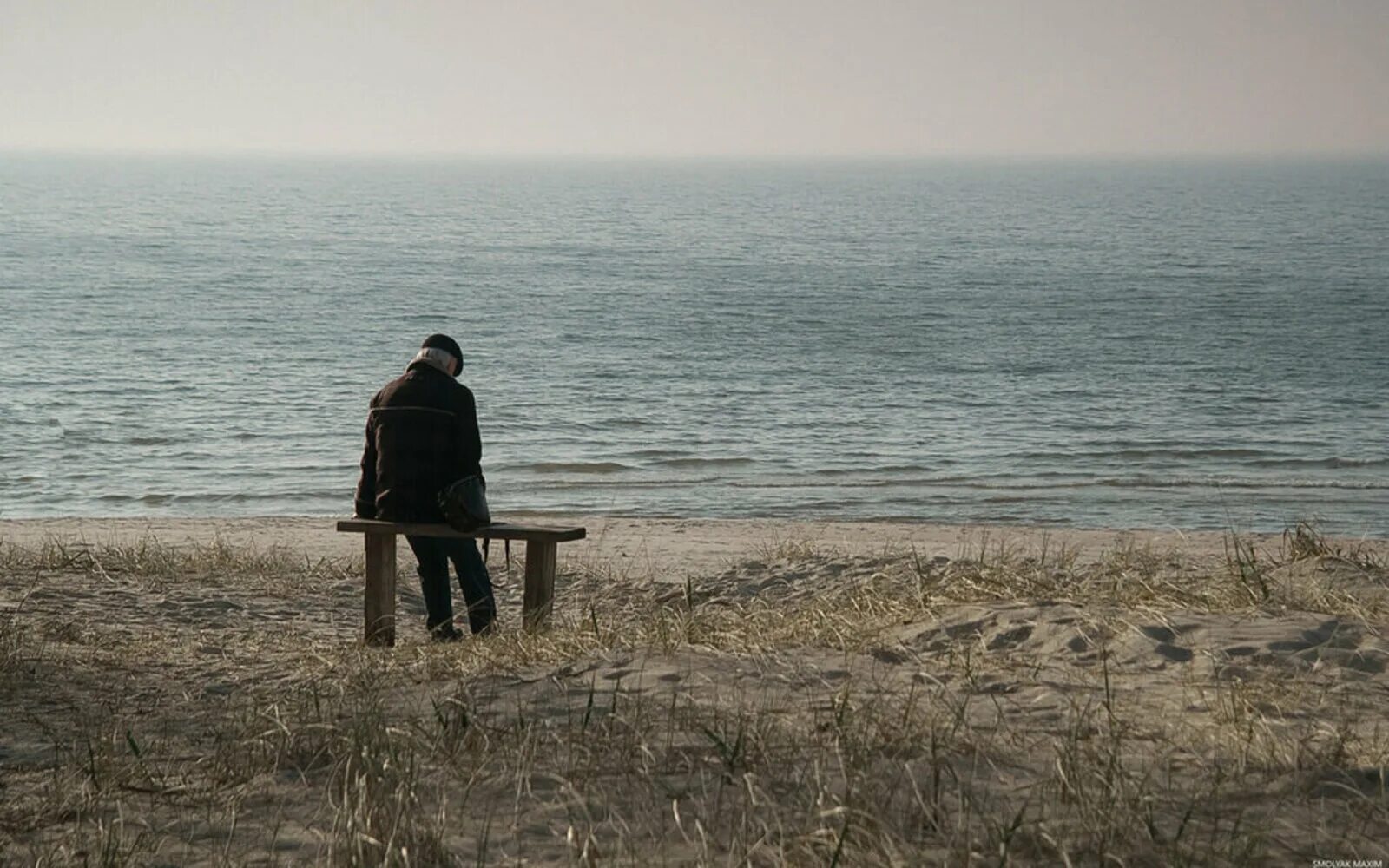 Был виден из далека. Это одиночество. Старик и море. Одинокий человек. Грустный человек на берегу.
