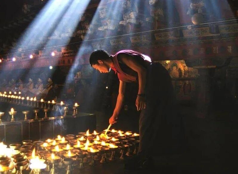 Luminary 1000 свечей. Тысячи свечей. 1000 Свечей. Свеча и буддийский монах. Сердце в тысячу свечей.