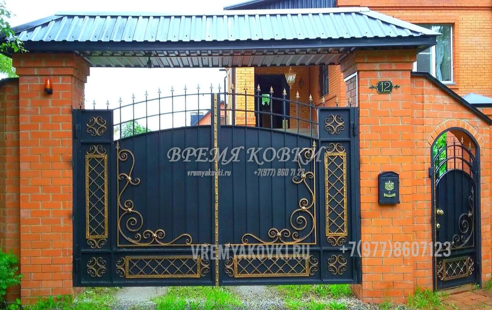 Кирпичные ворота и калитки. Ворота с кирпичными столбами. кованые ворота с кирпичными столбами. столбы на ворота. кирпичные заборы с коваными воротами.