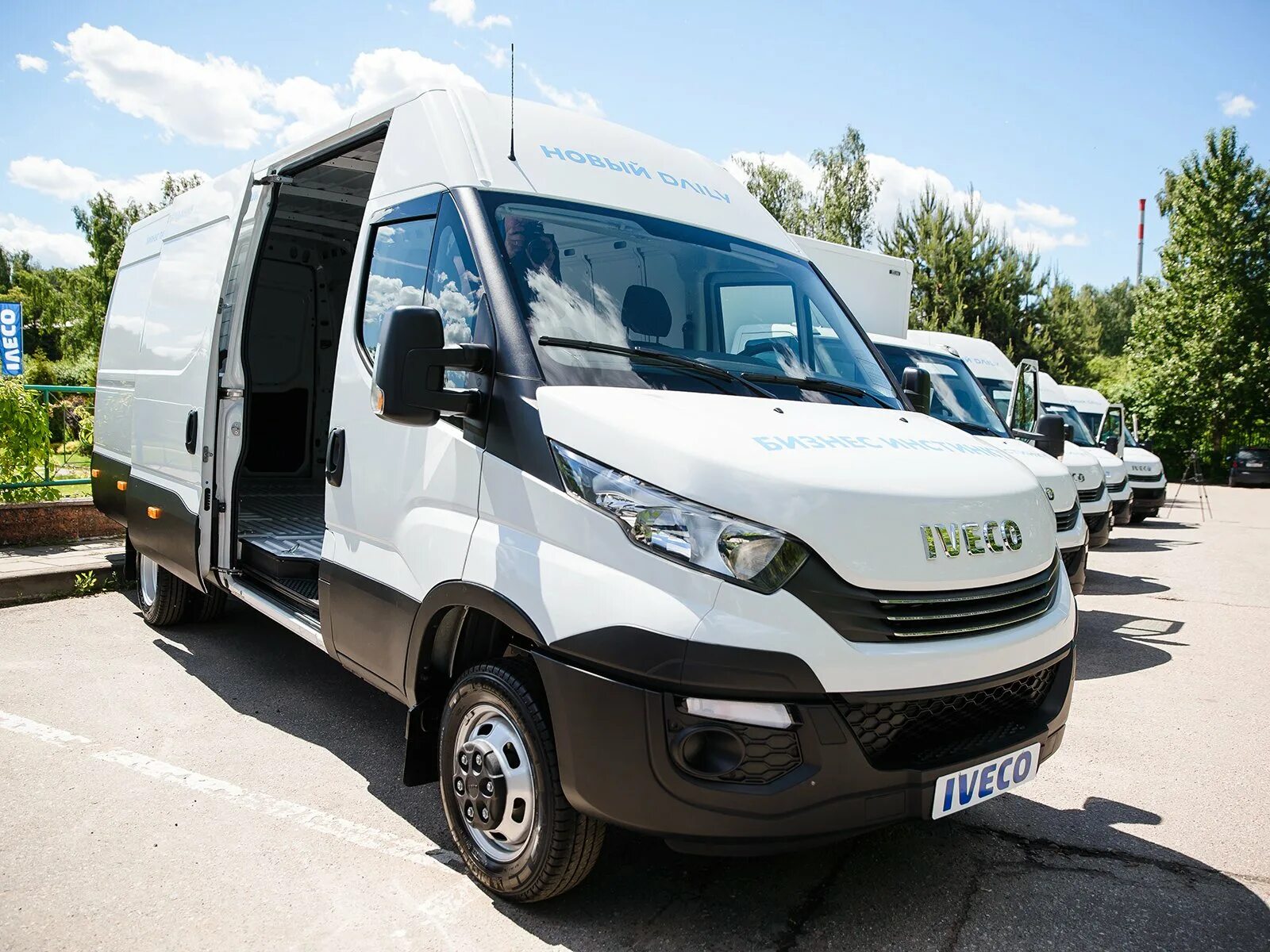 Iveco daily 65c15v. Ивеко дейли фургон. Грузовик ивеко дейли. Ивеко дейли 2019. Ивеко дейли.