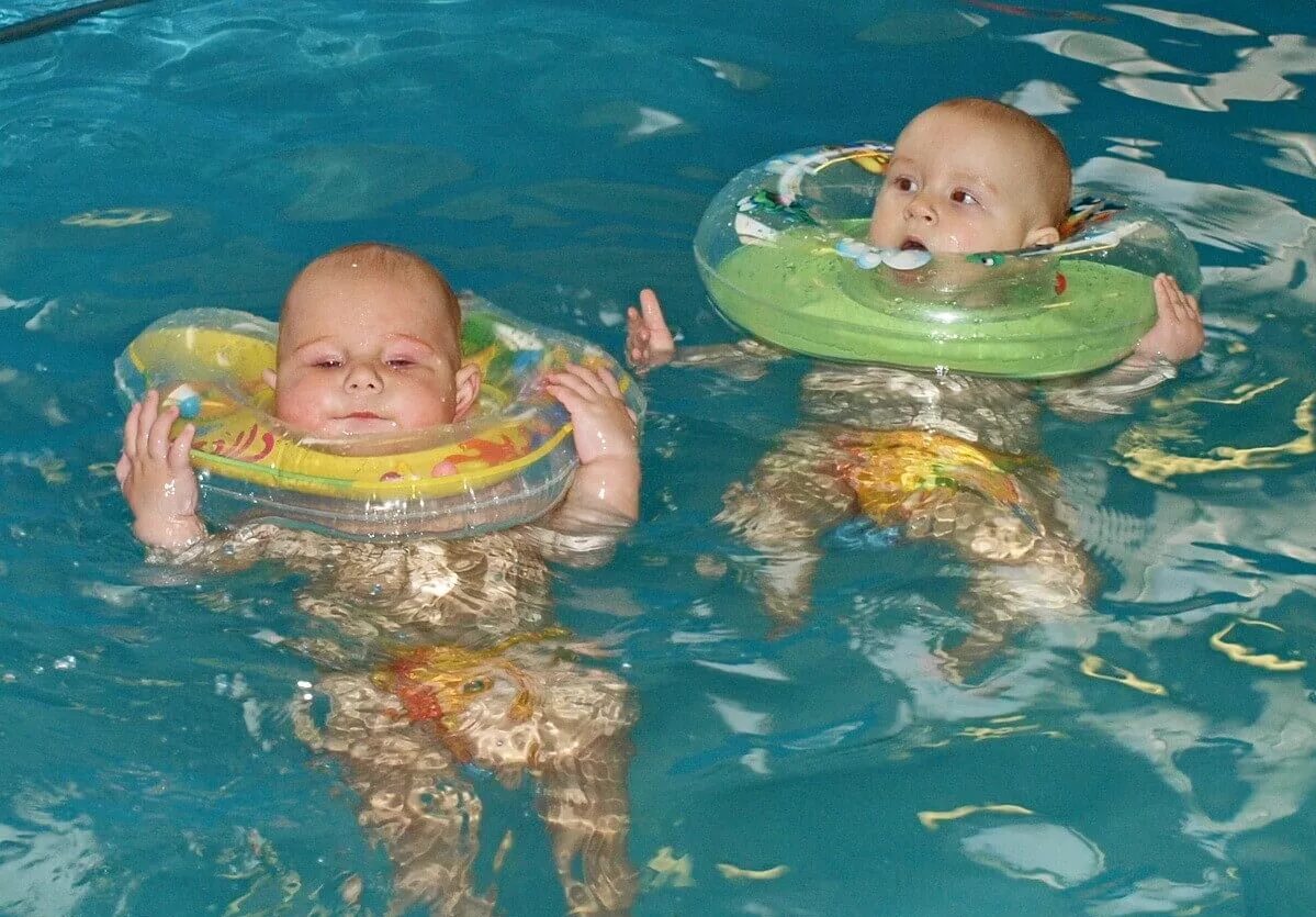 Со скольки детям можно в бассейн. Бассейн для малышей. Грудничковый бассейн. Дети в бассейне. Бассейн для грудничков.