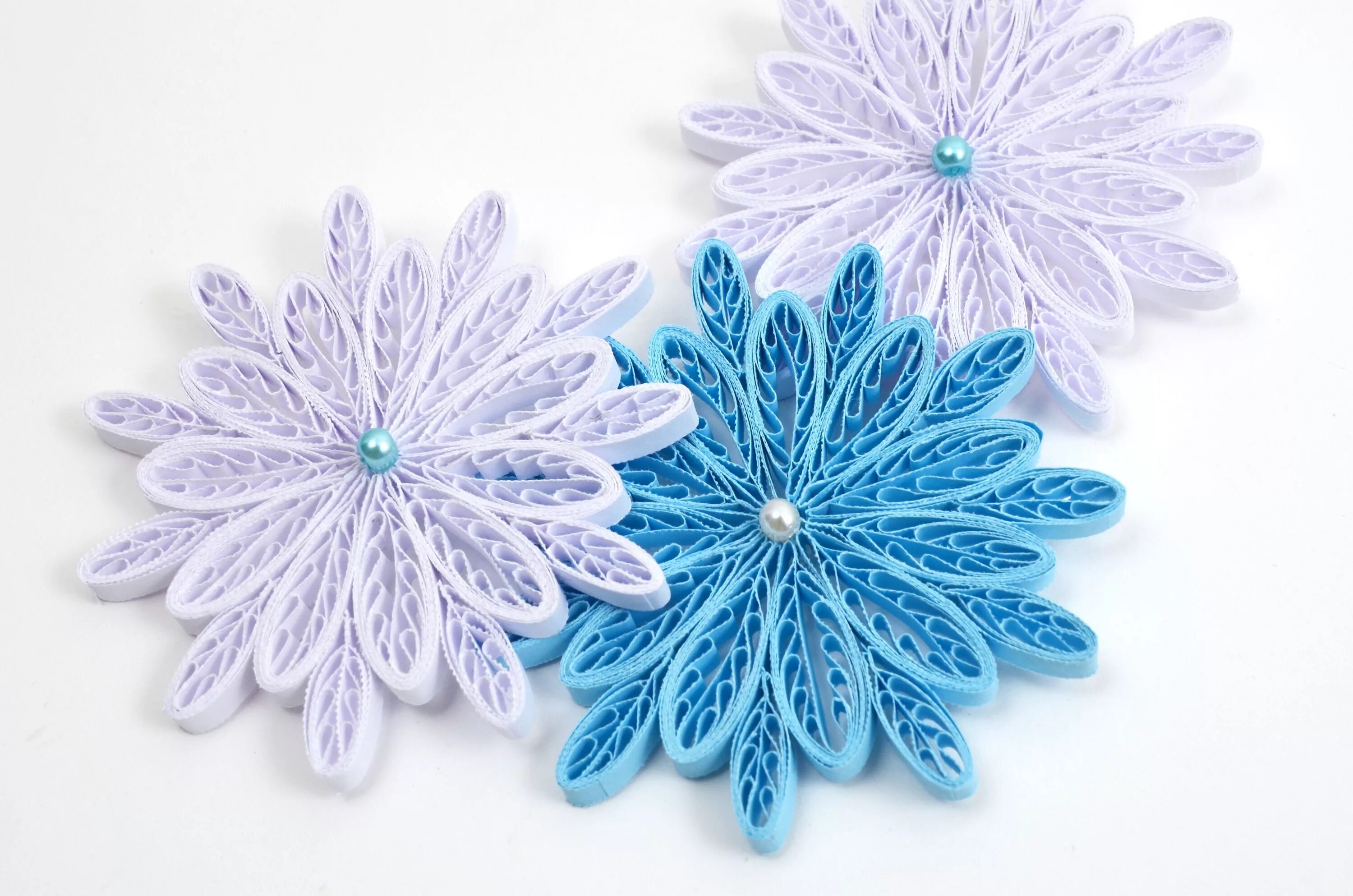 Новогодние снежинки квиллинг. Квиллинг снежинки. Снежинка в технике квиллинг своими руками. Снежинка техника. Петельчатый квиллинг снежинки.