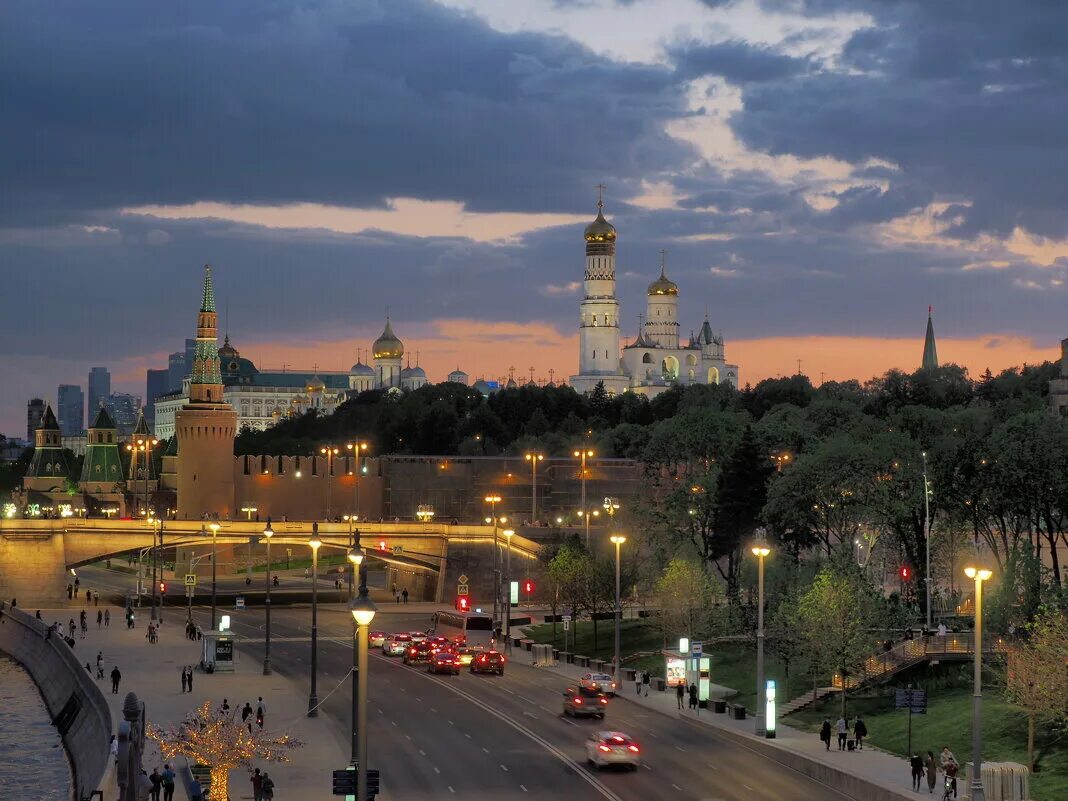 Москва вечером лето. Вечерняя Москва. Москва вечером. Центр Москвы. Московский вечер.