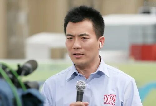 Китай запрет. В китае запретили женоподобных мужчин. Zhang zhehan. Запретный китай ведущий парень. Хуан цзяньсян.