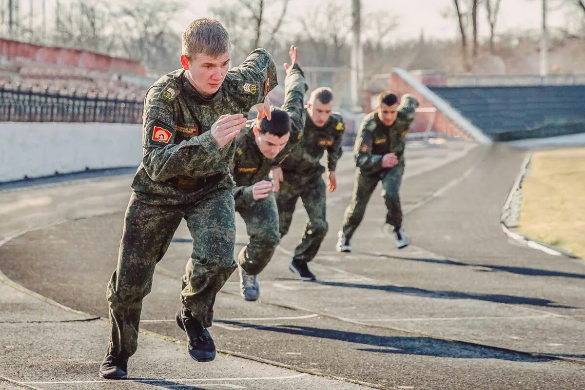 Армия смелая сильная. Спортивный военный. Военно патриотическая подготовка. Спортсмены в армии. Встреча военных.