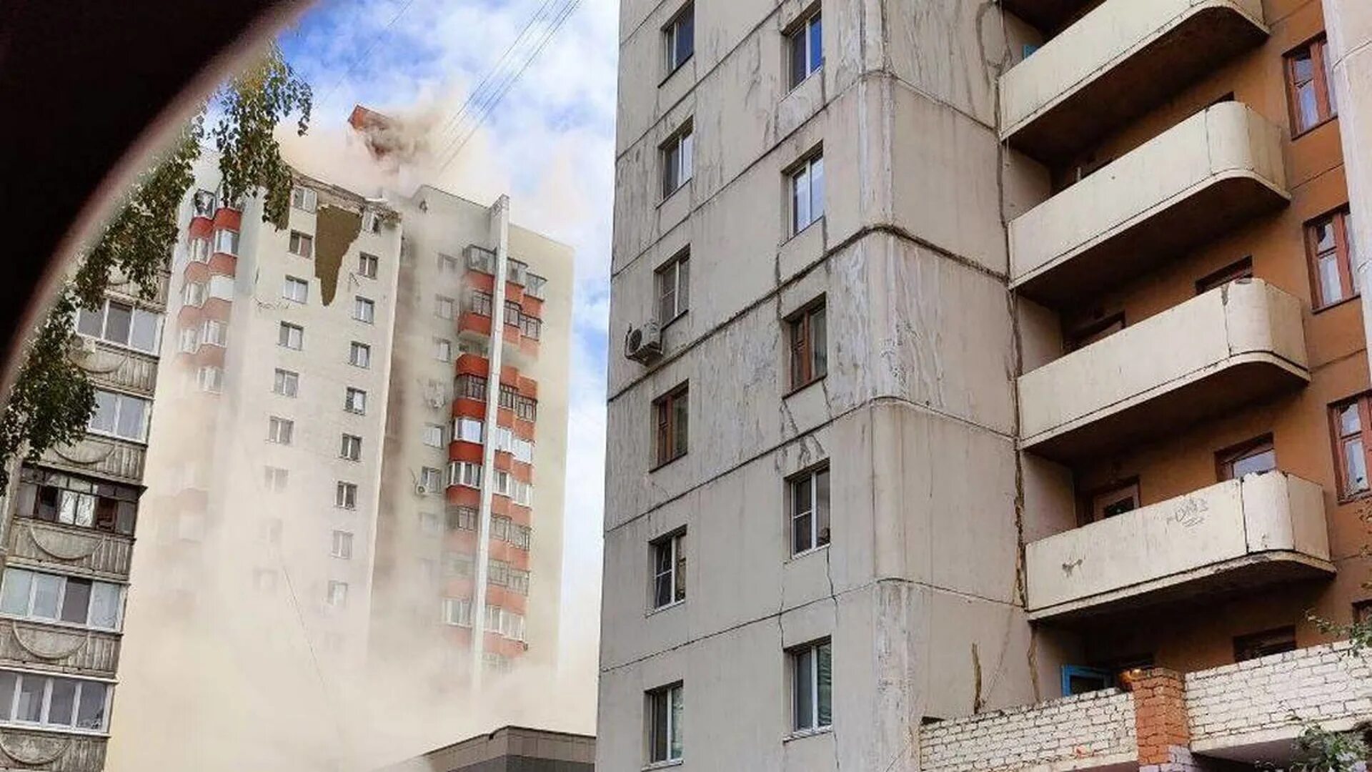 Многоэтажный дом. В Белгороде обстреляли многоэтажки. Падающий дом. Обстрелы многоэтажных домов. Ракетная опасность белгородская обл