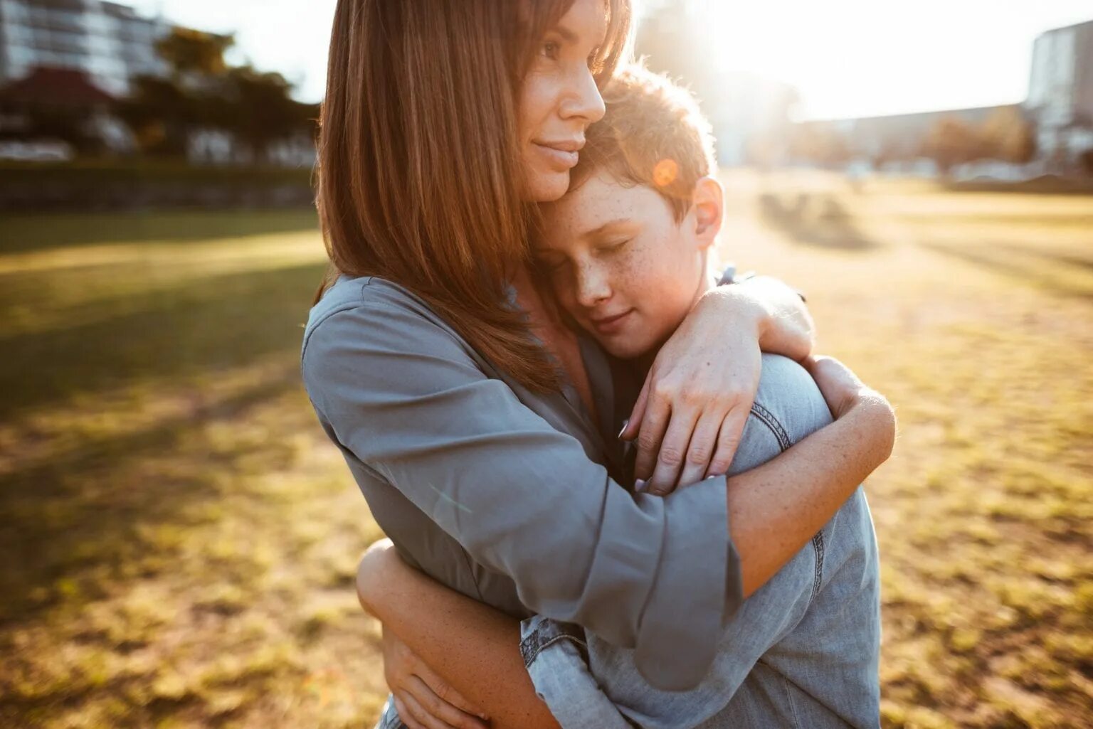 Мама обнимает дочь. Женщина обнимает ребенка. Mom hugs. Мать обнимает ребенка. Mom hugs.