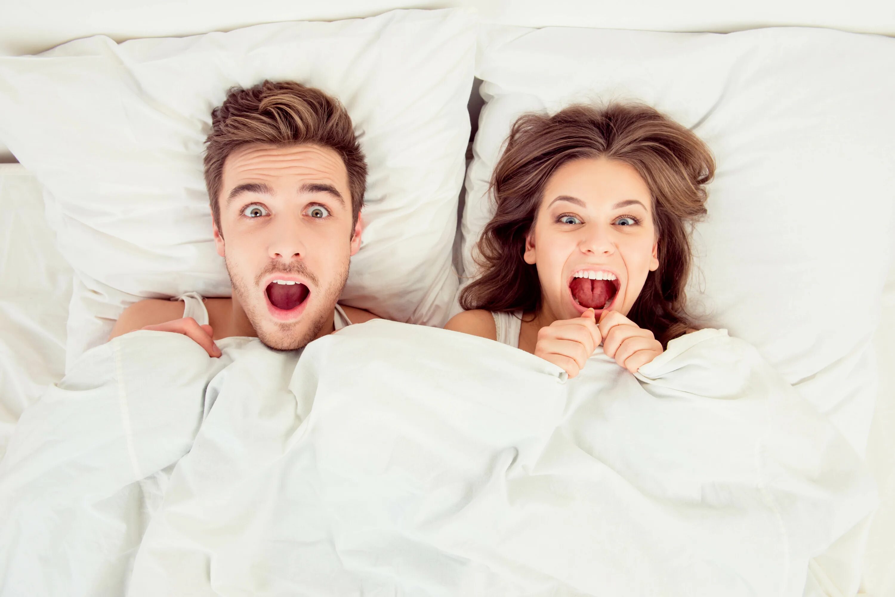 удивление в постели. удивила в кровати. женщина мужчина постельный. девушка смеется в постели. удивленная девушка в постели.