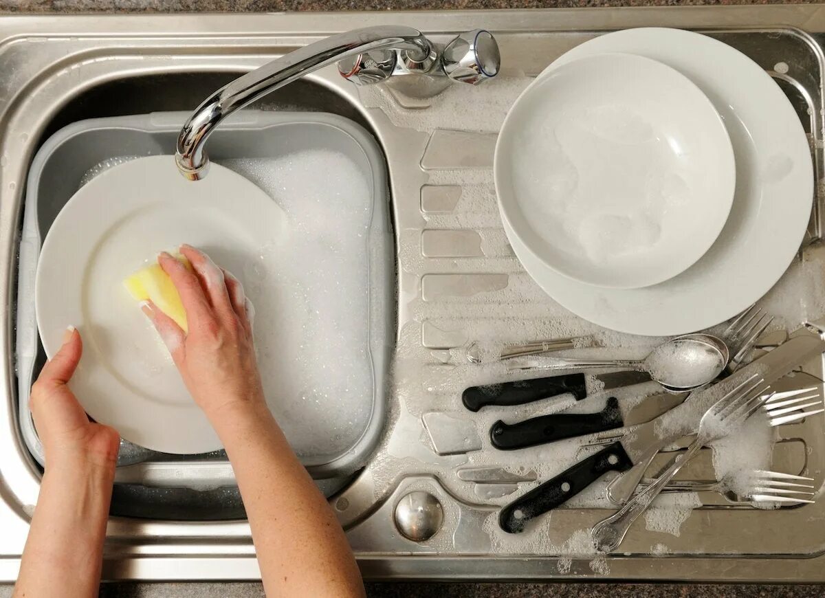 Do your dishes. Мытье посуды. Посуда в раковине. Мойка посуды. Посуда d hfrfdbzt.