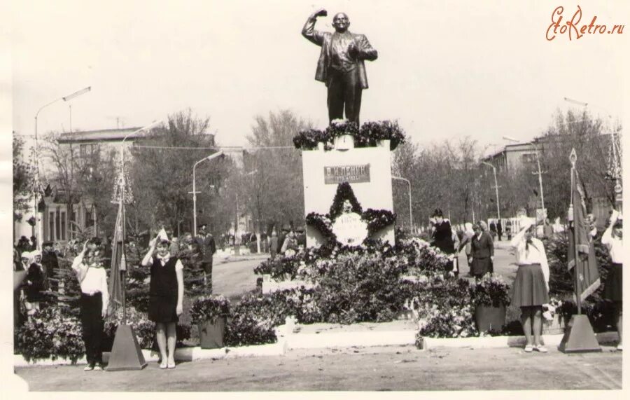 Старый город Сальск. Старый город Сальск Ростовская область. Площадь Сальска Ростовская область. Статуя Ленина в городе Сальск.