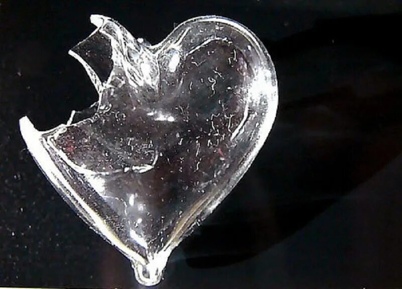 Хрустальное сердце. Сердце из стекла. Разбитое стеклянное сердце. Ледяное сердце. Не обижай любимых никогда разбивай хрустальные