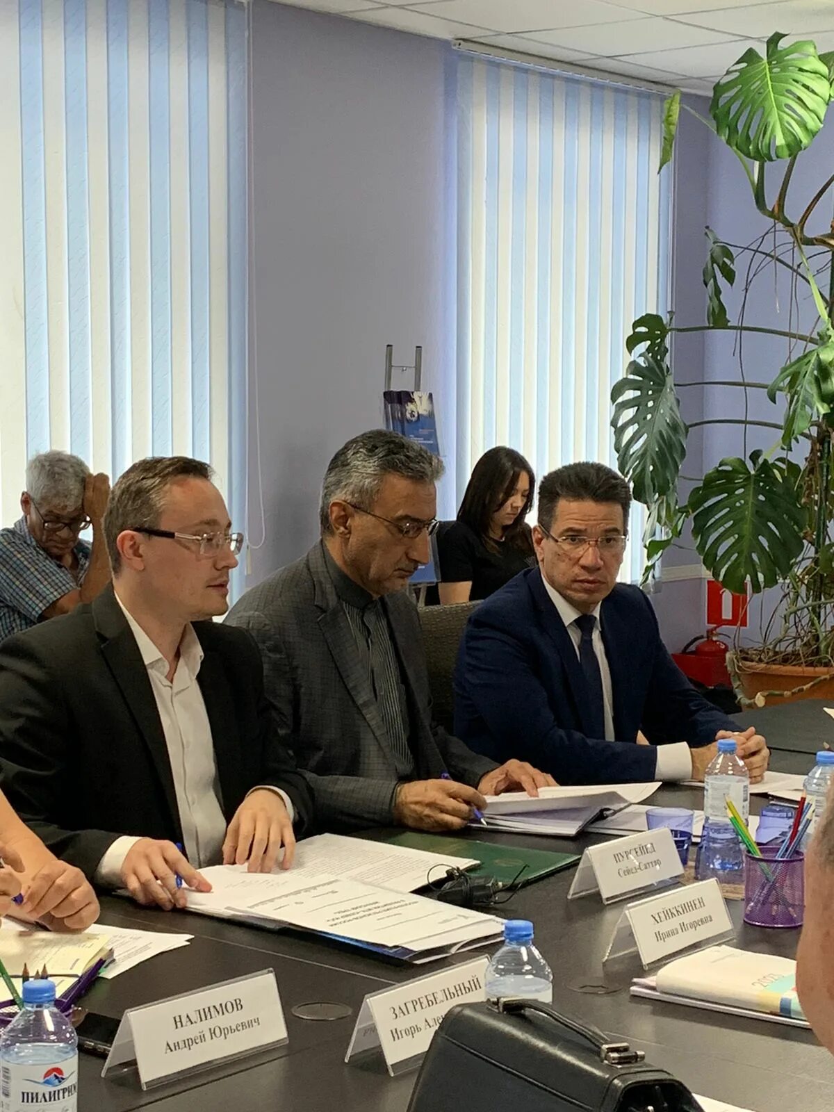 Выступает на совещании. Министр спорта астрахань фото. Торговый представитель. Торговый представитель астрахань. Совещание бизнесменов.