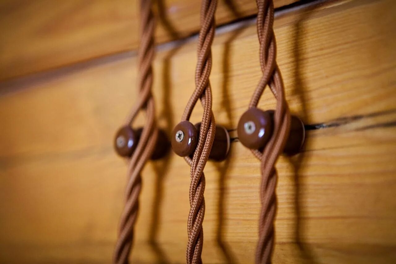 Проводка старина. Изолятор для ретро провода. Проводка старина. Ретро проводка в деревянном доме. Электропроводка в стиле ретро.