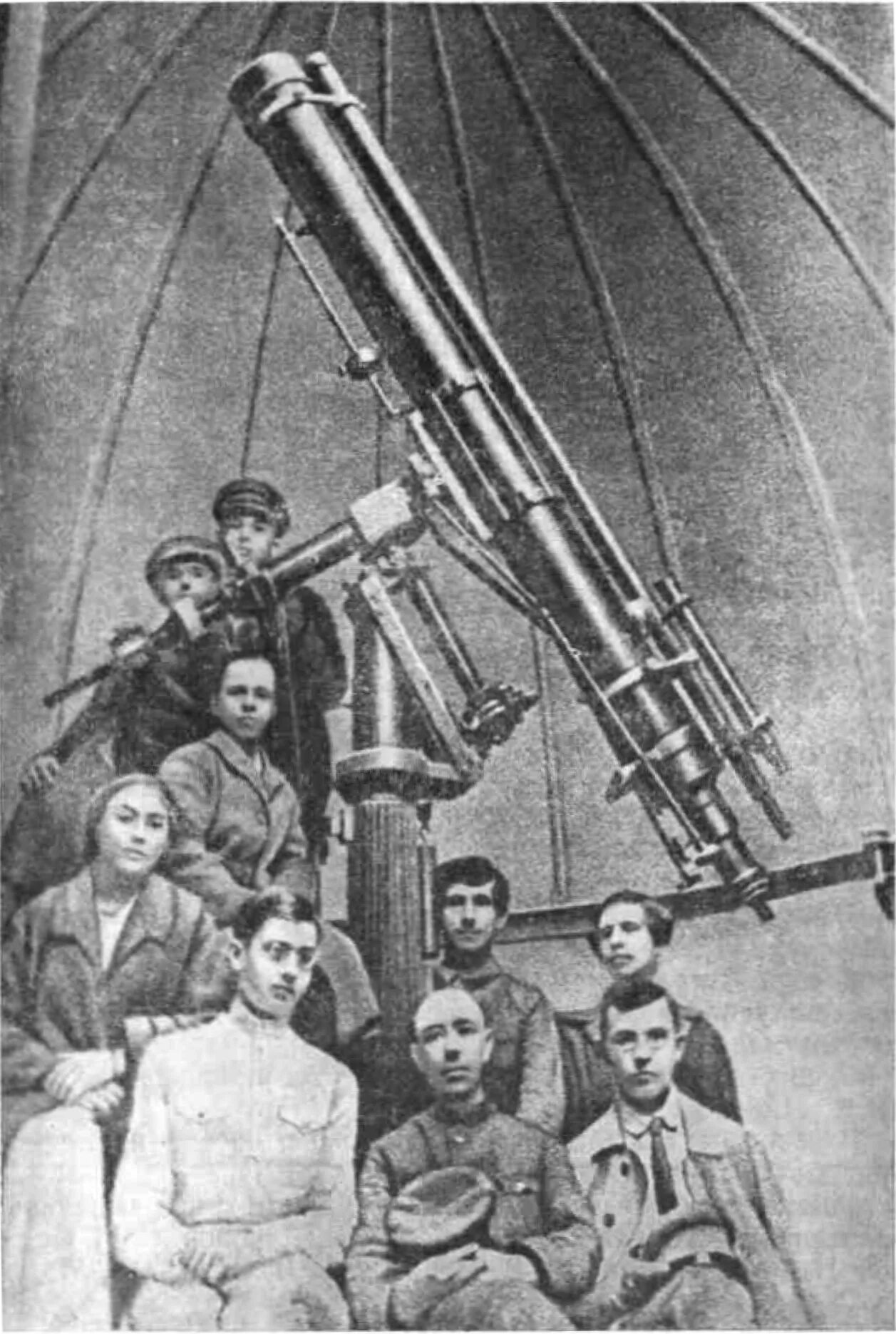 Астрономические общества. Астрономия и общество. Астрономия плакат. Плакат по астрономии. Курс астрономии.