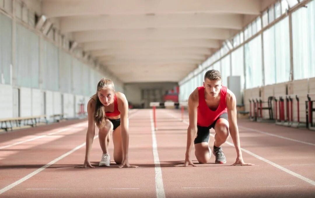 Спортсмен на улице. Девушка готовится к старту. Спортсмены после ковид. Готовимся к старту.