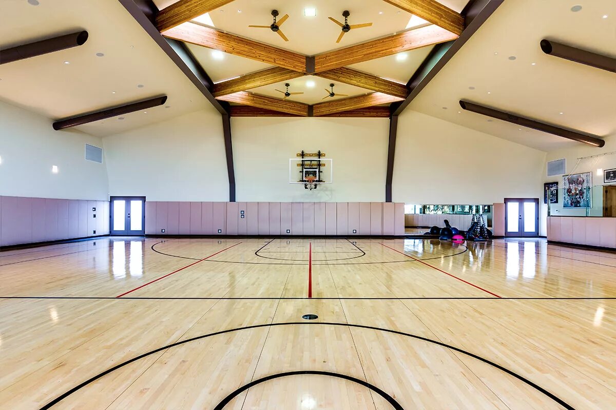 Indoor Basketball Court. Крытый баскетбольный зал. Спорткомплекса Америка. Витраж спортзала. Which of these sports are indoor outdoor