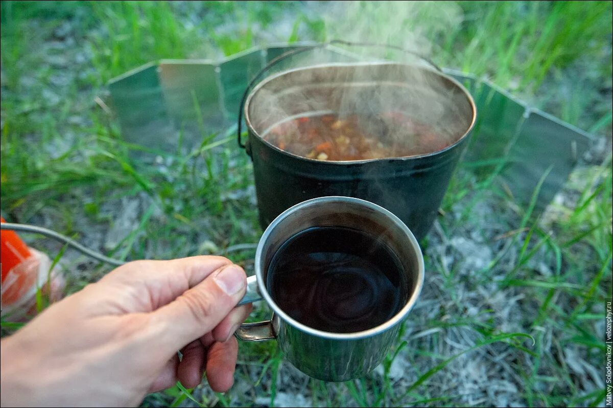 Пить чай из металлической кружки. Кружка чая в походе. чашка для похода. чайная походная кружка. чашка чая в походе.