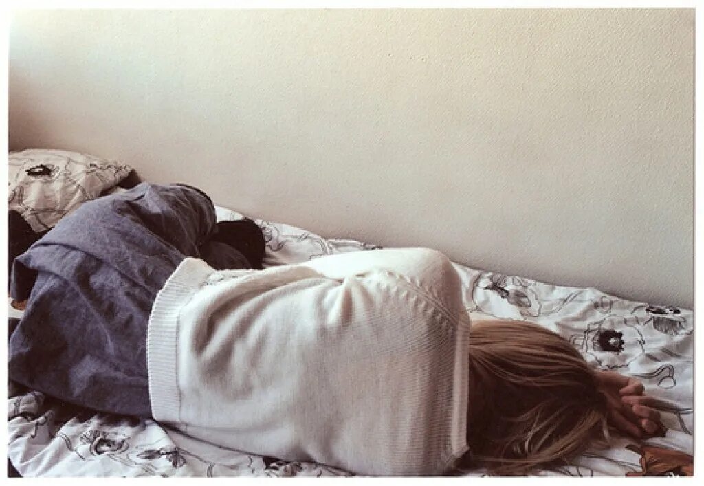 Фотография спящей девушки. Девушка в кровати без лица. Спящего 14 летнего