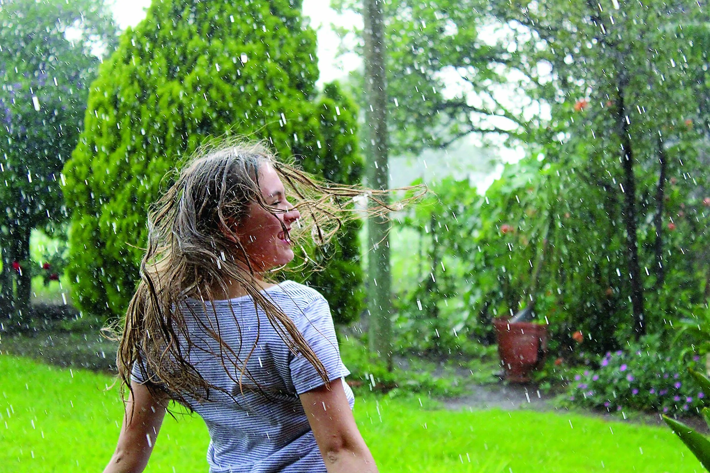 Rain фото. Девушка под дождем. Девушка дождь. Девочка под дождем. Девушка под летним дождем.