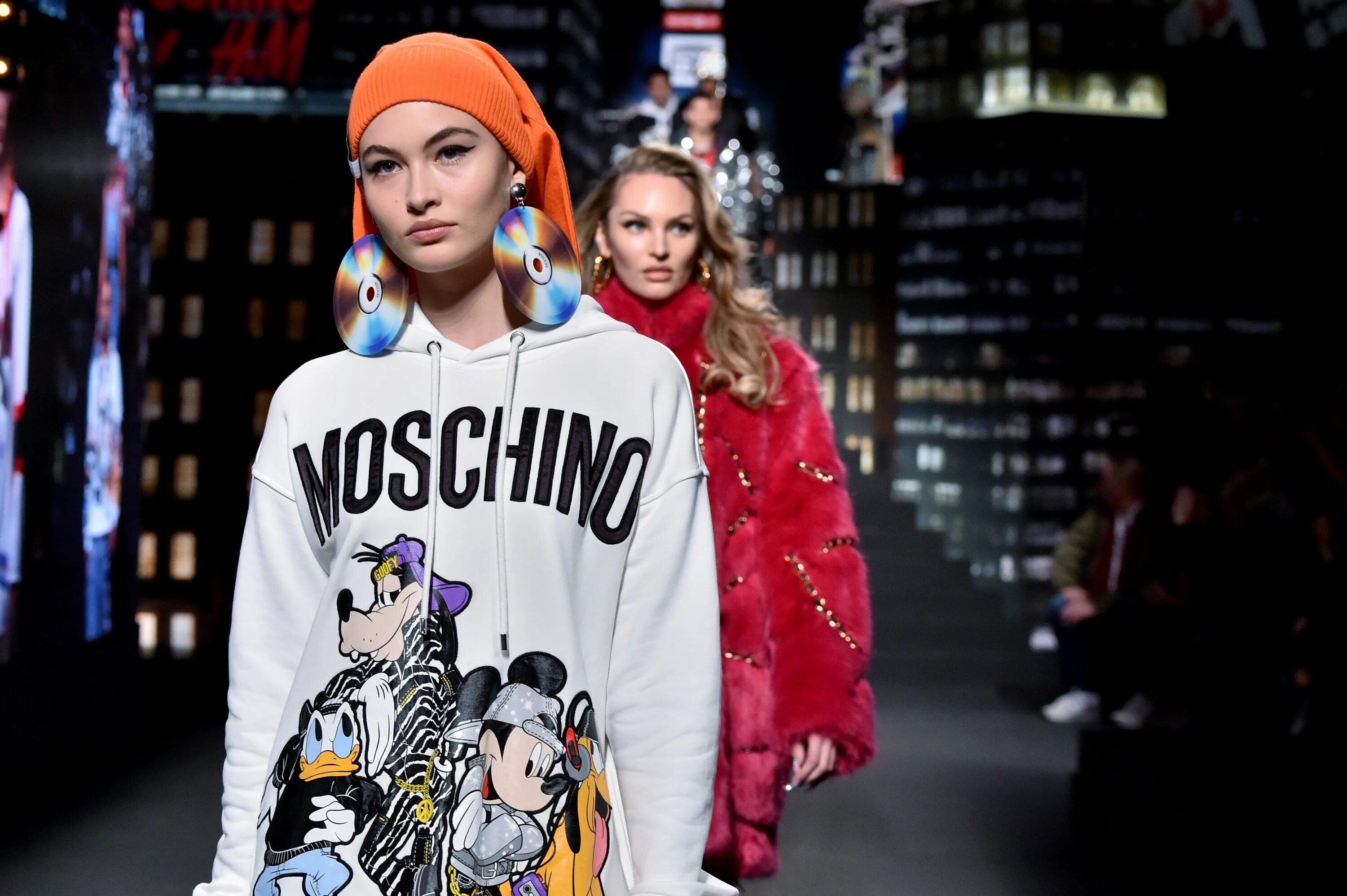 H&m планета. Шубы москино. Кофта m m's. Футболка m&ms. M and m fashion.