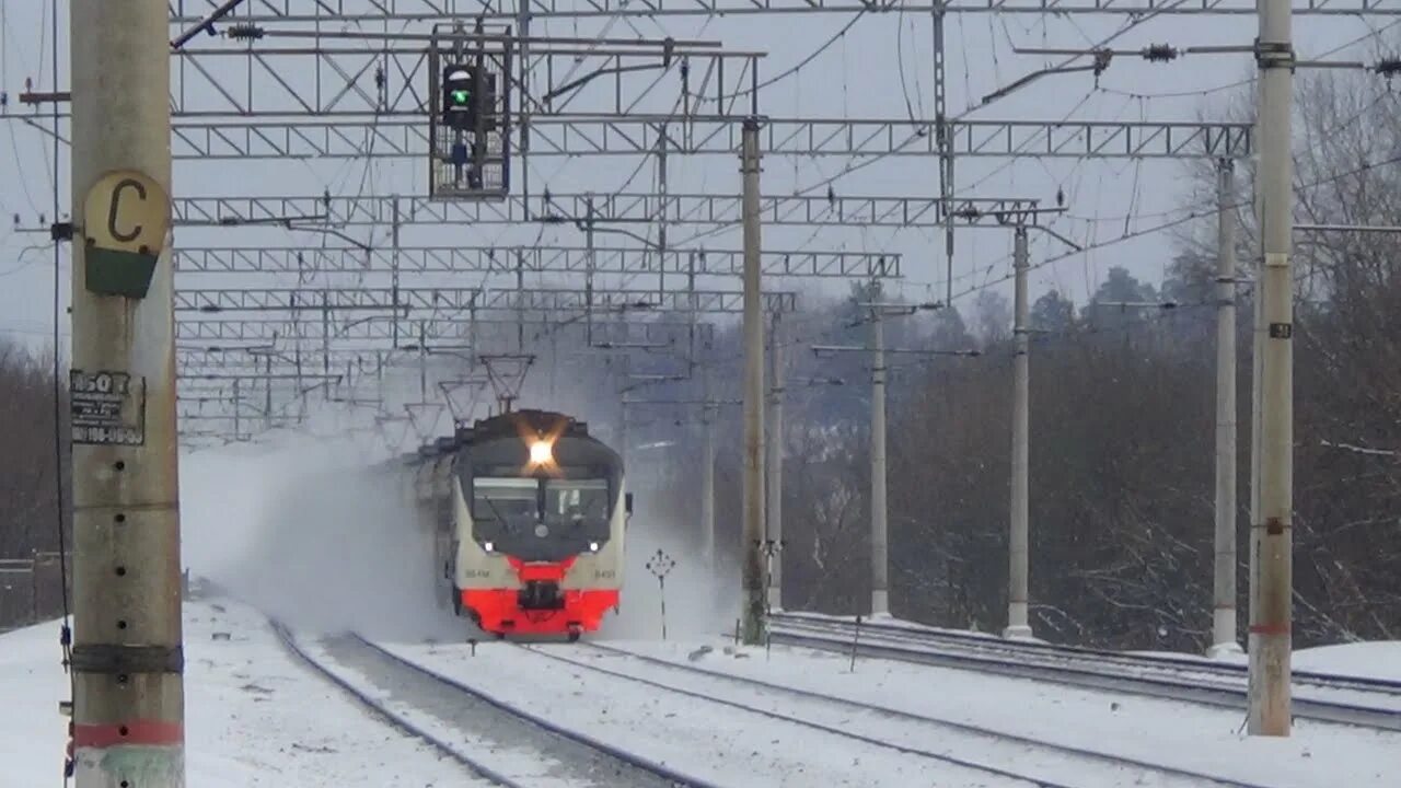 Электричка люберцы шатура с изменениями. Электрический поезд. Пригородный электропоезд. Электричка Москва. Электричка эд4м.