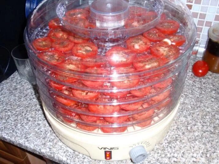 Томаты вяленые в домашних условиях сушилке. Помидоры в сушилке для овощей. Для вяления помидор аппарат. Электросушилка для вяления помидоров. Вяленые томаты в сушилке.