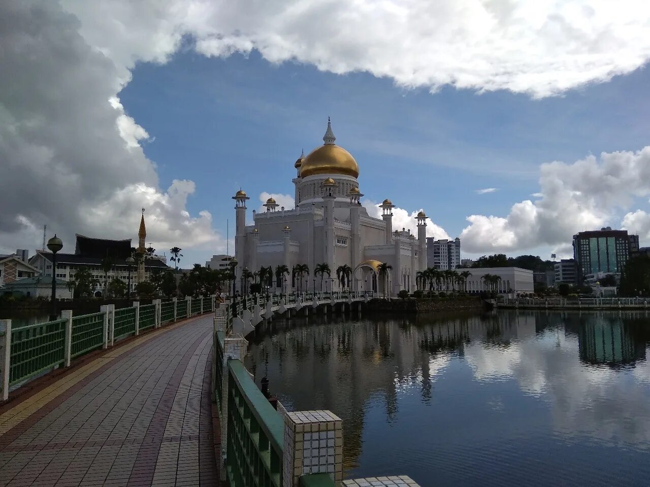 Султанат нукенова фото. Султанат Бруней. Посольство Бруней Даруссалам. Брунейцы. Бруней храмовый комплекс библиотека.