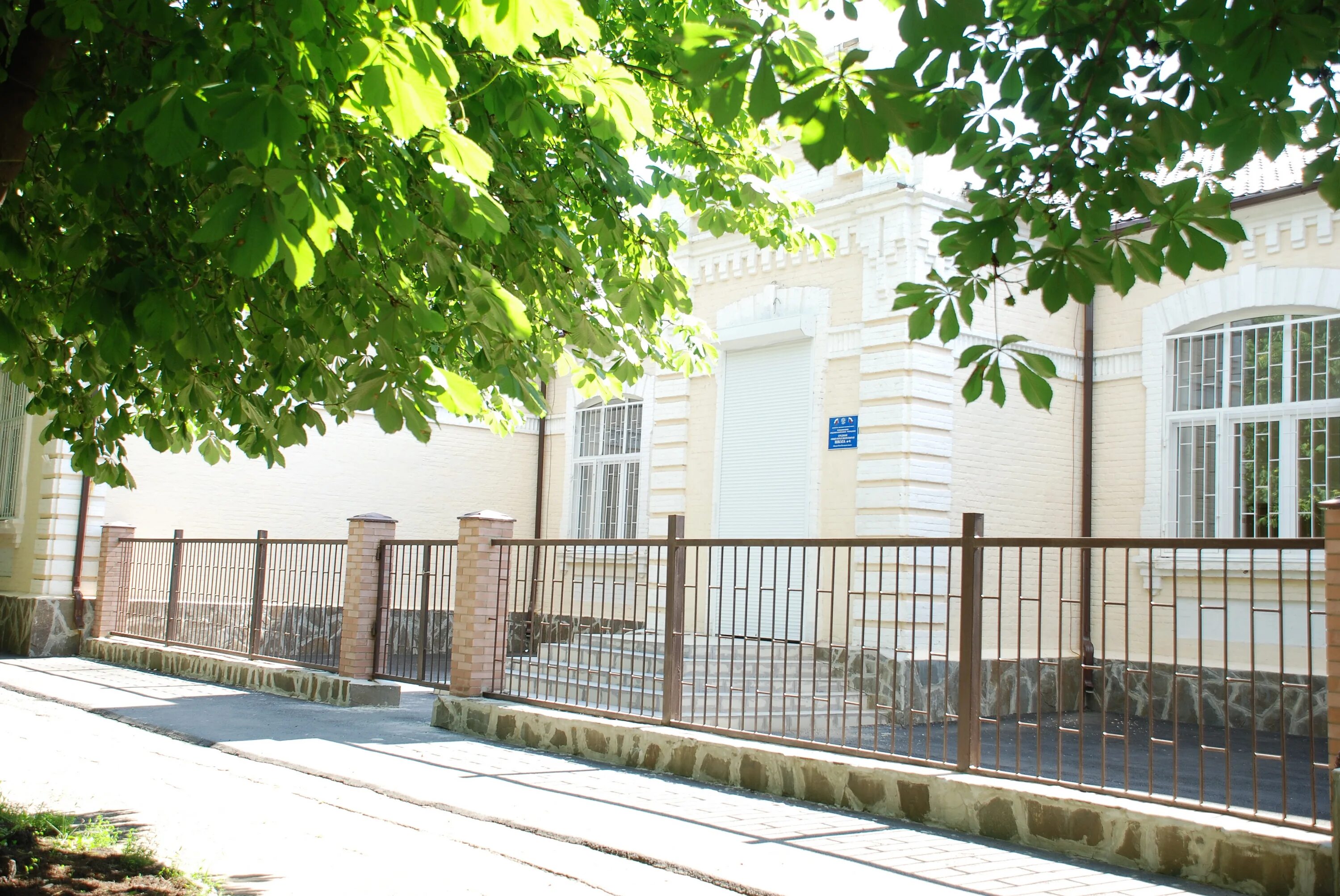 Территория школы. И школа на школу дворы. Двор школы 4. Школьный двор россия. Двор школы.