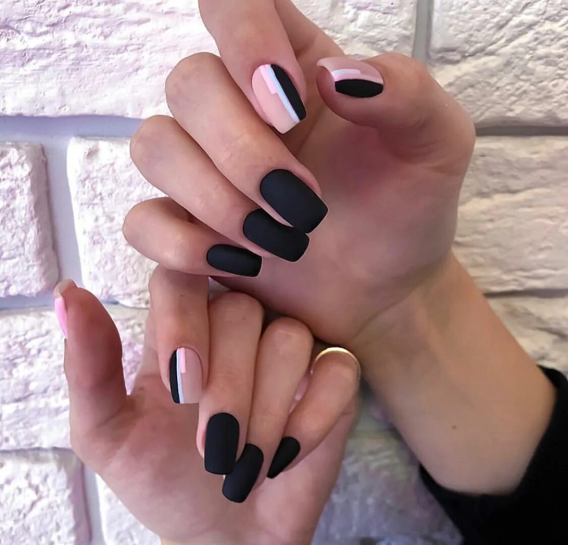 сочетание черного на ногтях. темный маникюр на короткие ногти. черный маникюр. сочетание черного на ногтях. ногти в темных тонах.