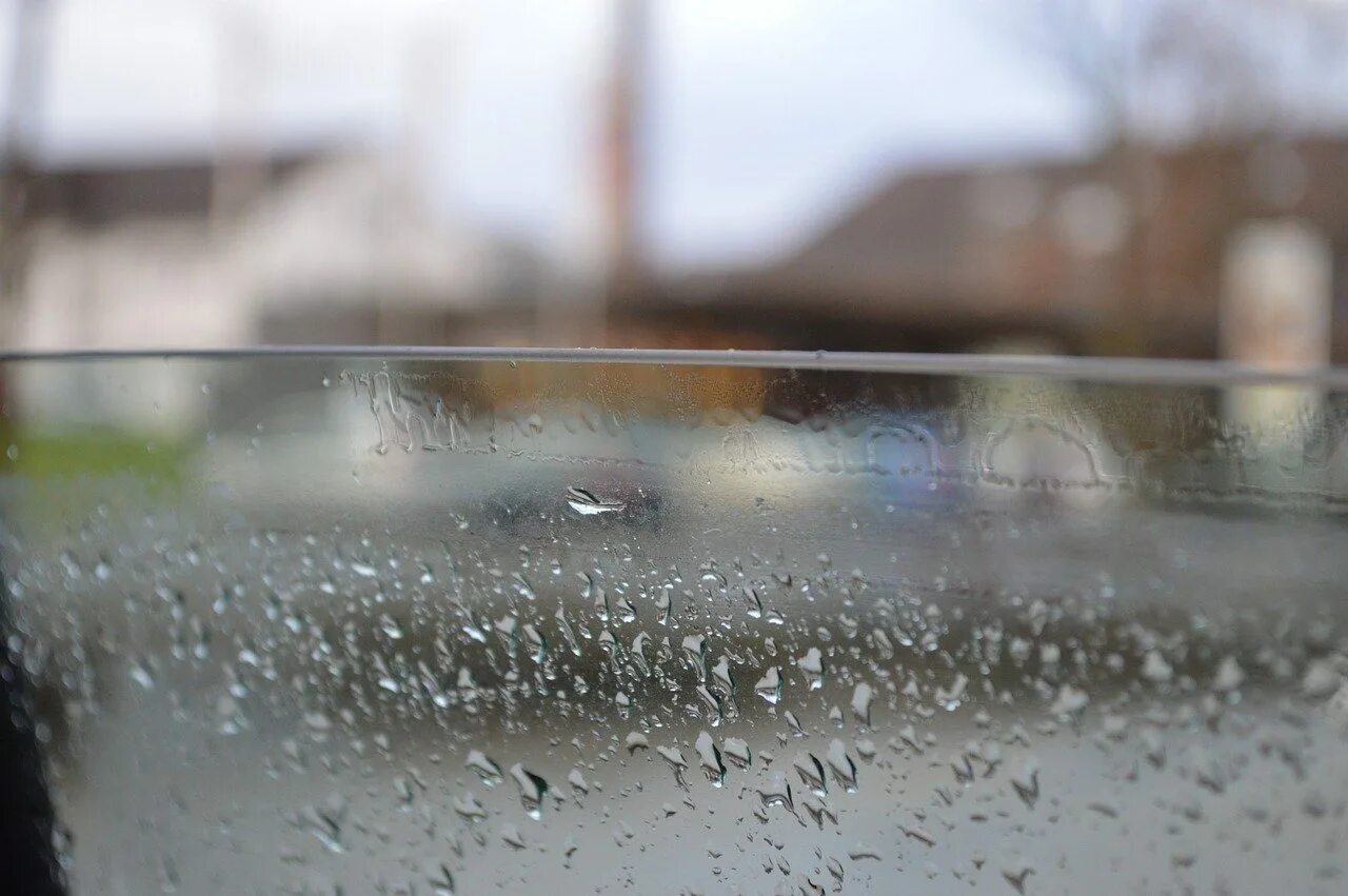 Капли дождя на окне. Дождь на стекле машины. Дождь в окне. Капли дождя на стекле авто.