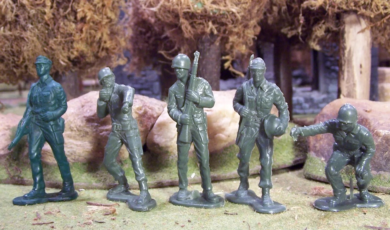 Солдатики peter dennis. Солдаты пластмассовые. Солдатики из пластмассы. Солдат из пластилина. Игрушка "солдатик".