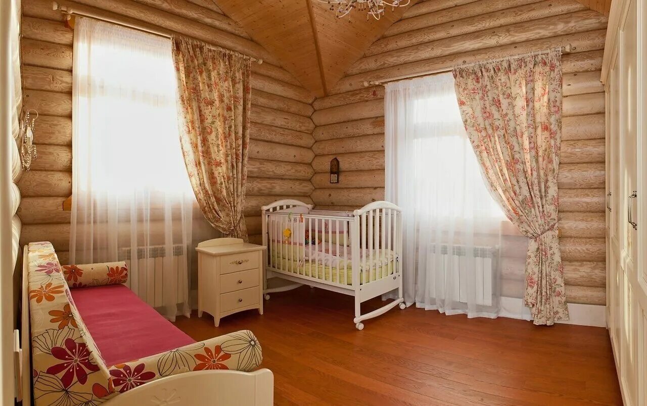 шторы в деревянный дом из бруса. шторы в бревенчатом доме. шторы в спальню в бревенчатом доме. шторы в загородный деревянный дом. шторы в интерьере деревянного дома.