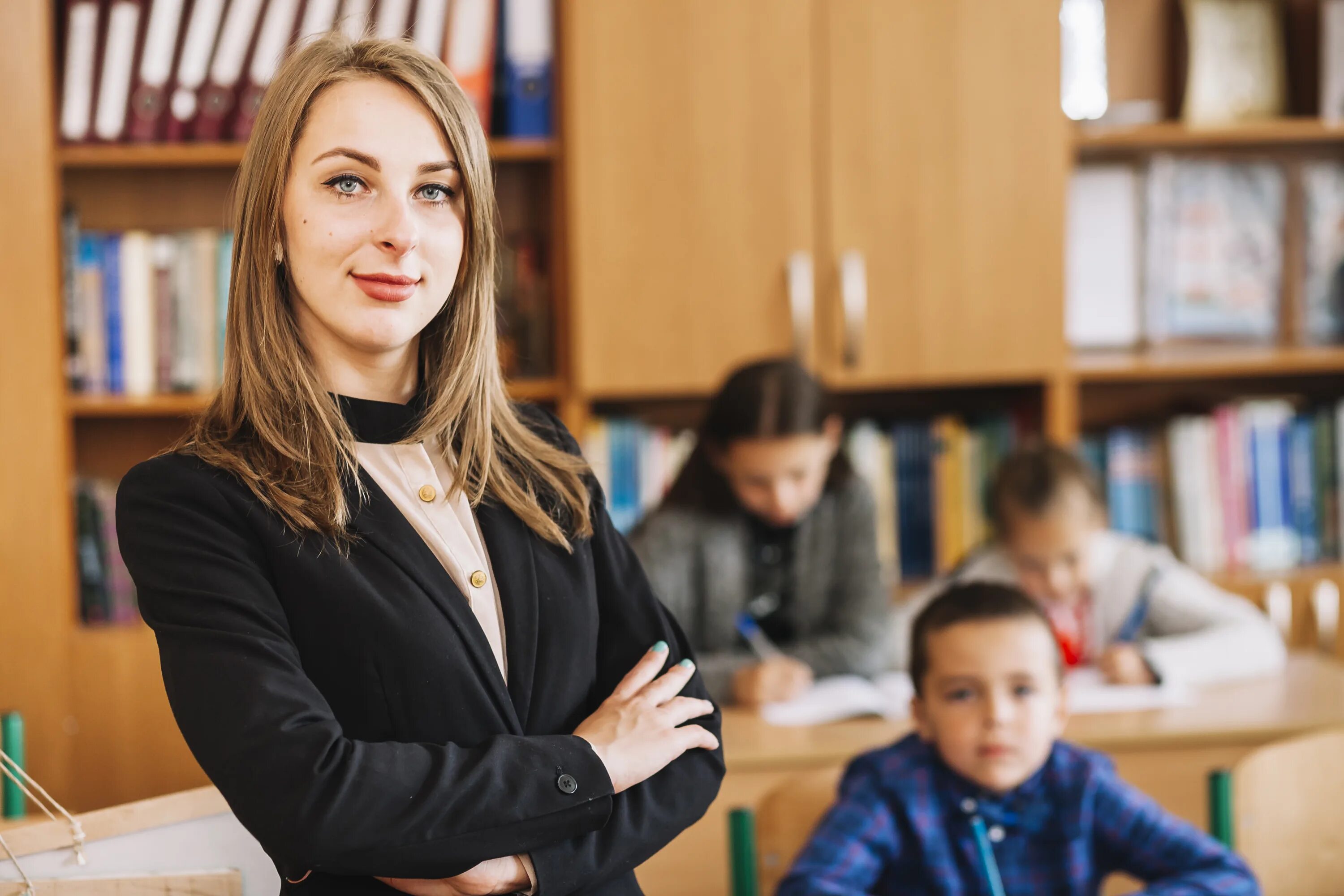 Молодые педагоги в школе. Фотографии учителей. Женщина преподаватель. Фотосессия учителя.