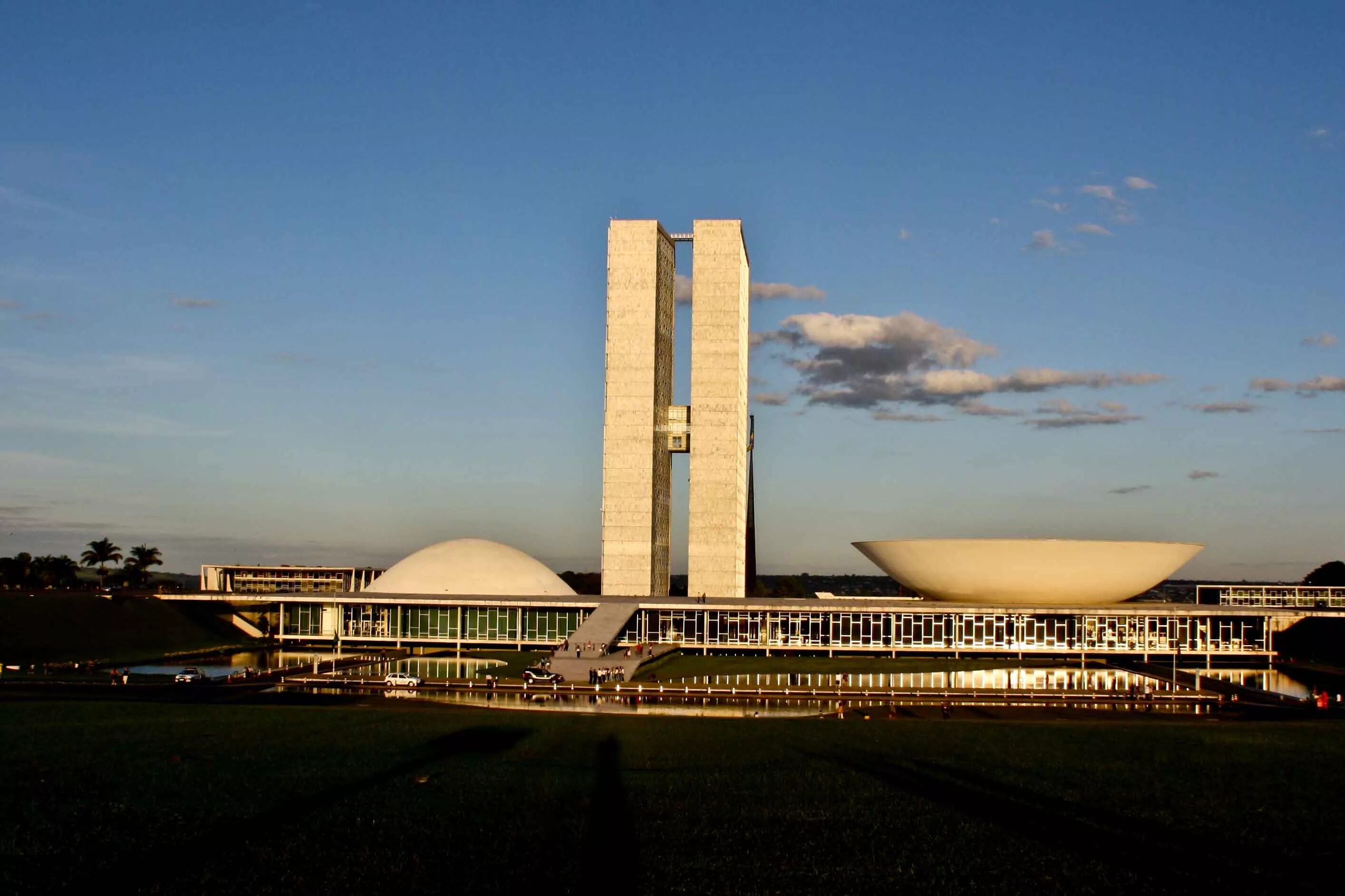 Столица бразилии бразилиа. Бразилиа столица Бразилии. Дворец национального конгресса Бразилии Оскар Нимейер. Национальному Конгрессу в городе Бразилиа. Бразилиа город конгресс.