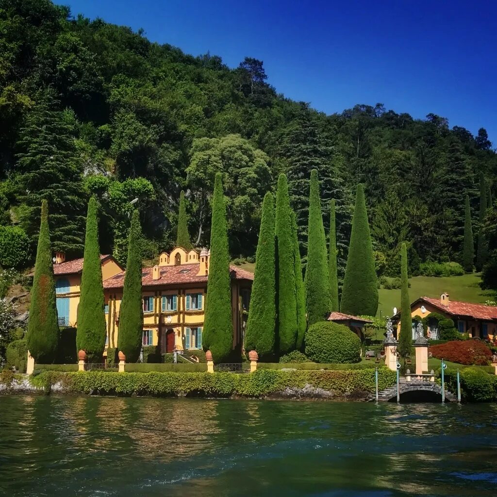 Вилла на озере комо. Вилла Монастеро озеро Комо. Виллы на озере Комо в Италии. Озеро Комо Италия вилла Челентано. Вилла Челентано на озере Комо.