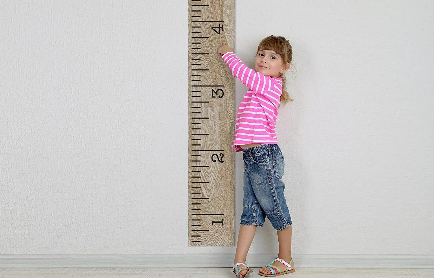 Расти свободными. Ребенок растет. Линейка для измерения роста ребенка. Ребенок растет и развивается. Ребенок измеряет рост.