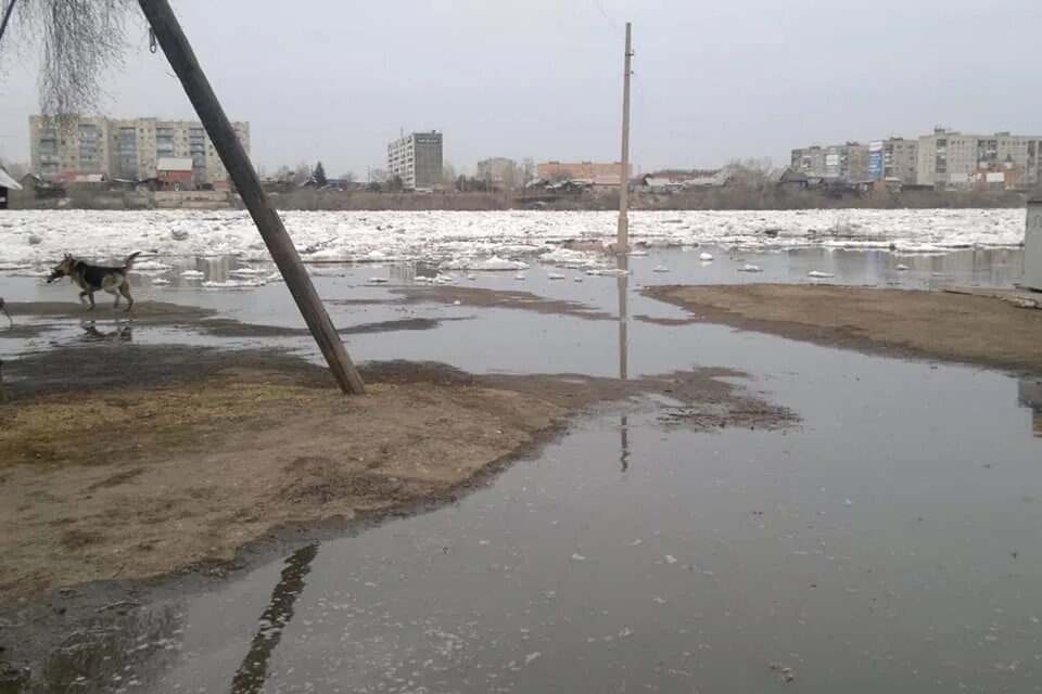 Река Кан в Канске. Уровень воды в реке Кан в Канске. Наводнения на улицах Канска. Канск мост через реку Кан. Холодная вода канск