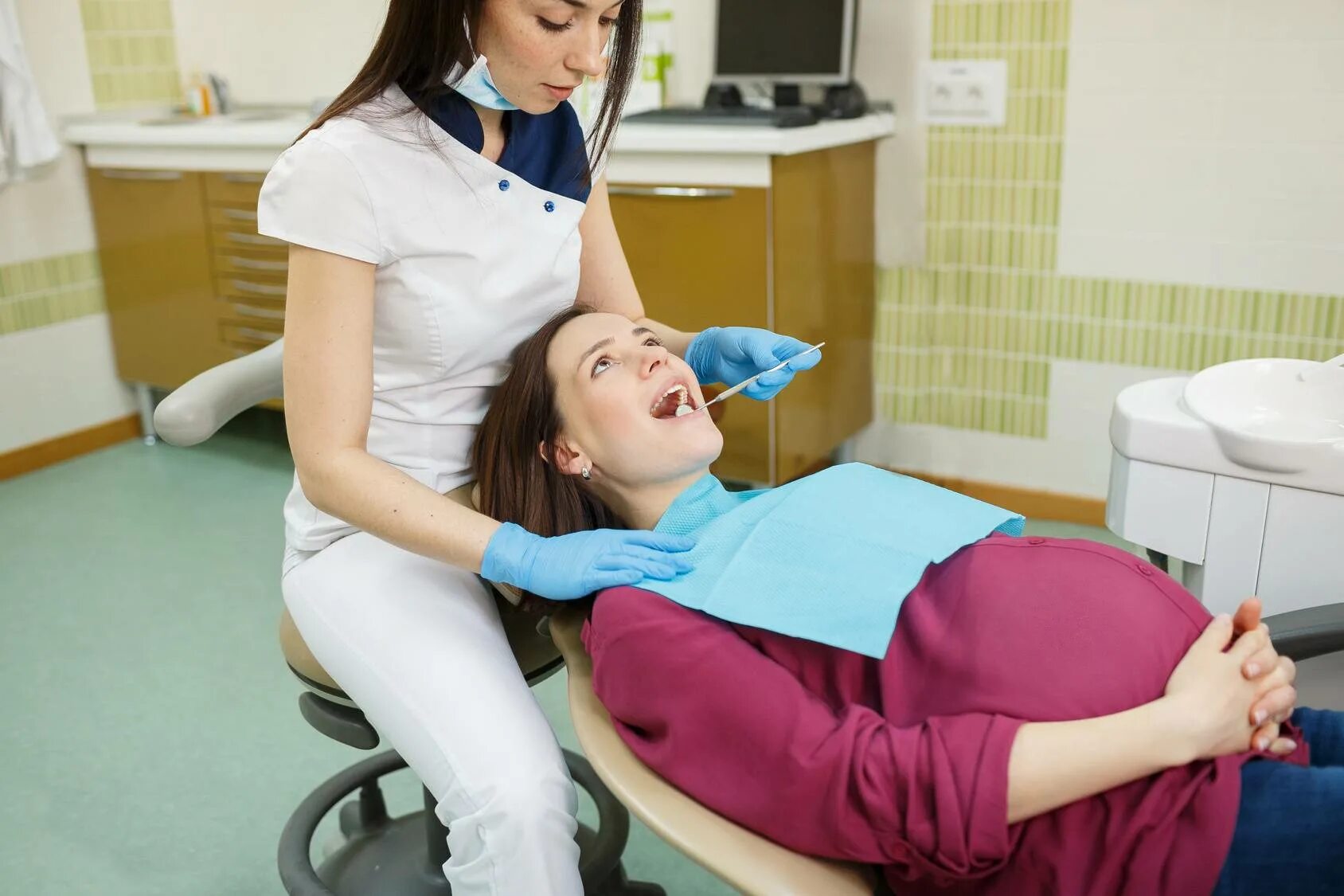 Беременность и стоматология. Женщина на приеме у стоматолога. Можно ли лечить зубы на ранних сроках