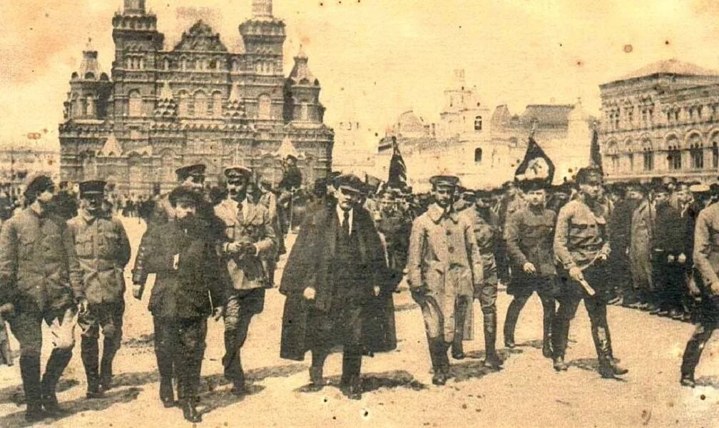 Ленин на красной площади 1919. Ленин 1918 красная площадь Всевобуч. Москва 1918 год Ленин. Москва 1918 год столица. Правительство переезжает