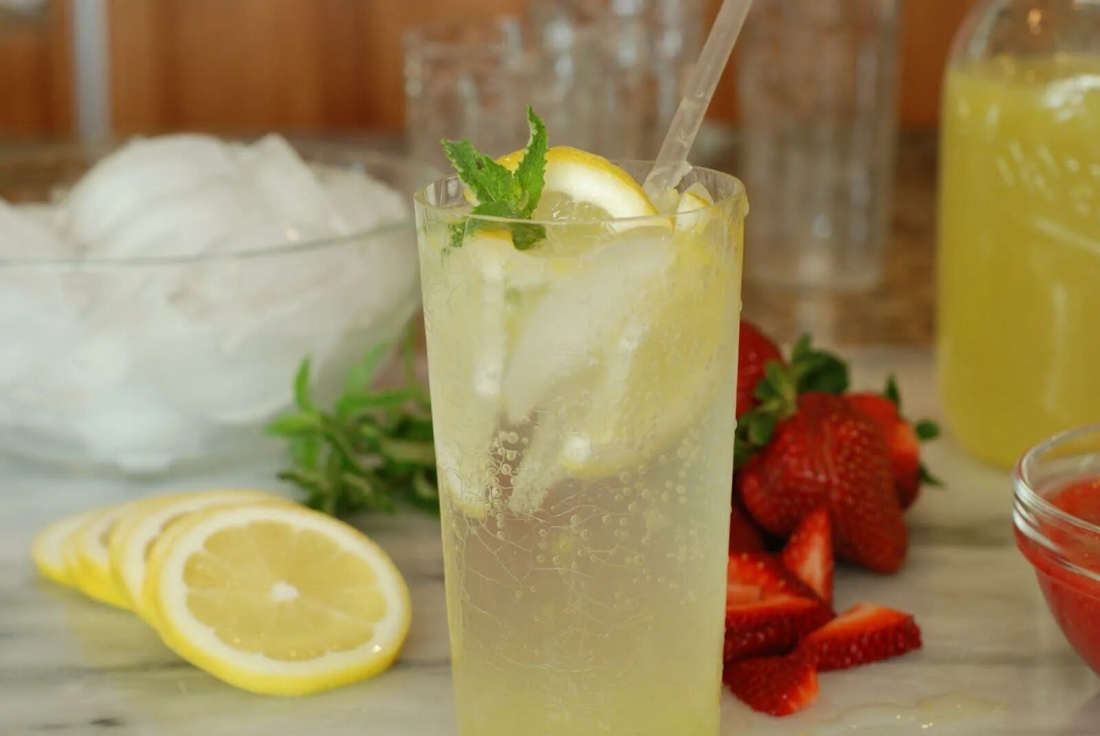 Лимонад lemon мята. Домашний лимонад с газированной водой. Редкие напитки с кружочками. Лимонад из апельсина и мяты. Сок лимонад.