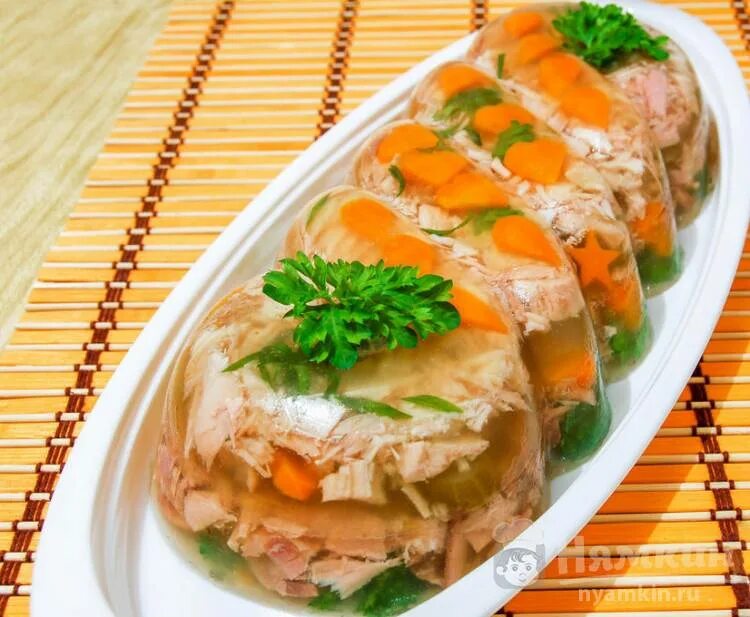 Заливное с куриным филе. Красивое заливное. заливное из курицы. красивый холодец. красивое украшение холодца.