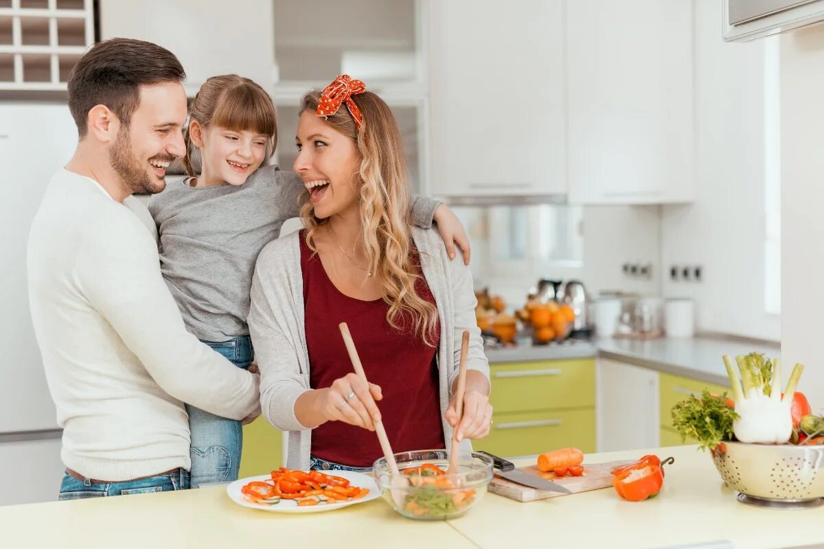 Семья на кухне. Счастливая семья на кухне. Фотосессия семьи на кухне. Семья на современной кухне.