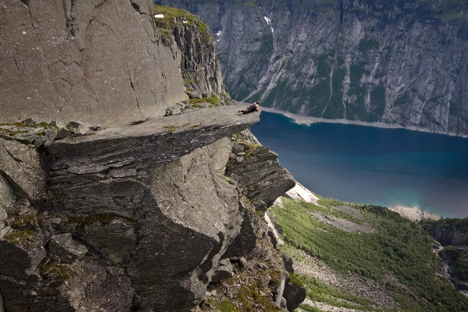 Норвегия высота над уровнем моря. Скала Троллтунга (Норвегия). Утес тролля Норвегия. Утес Прекестулен Норвегия. Язык тролля Норвегия.