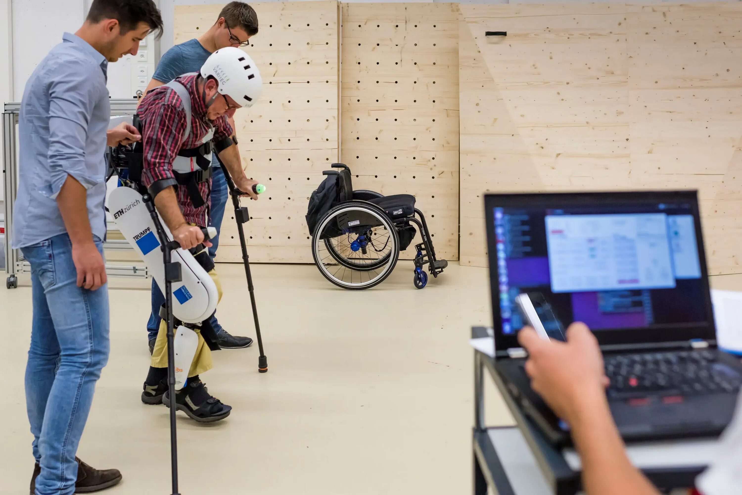 Люди с ограниченными возможностями. Приложения для людей с ограниченными возможностями. Инвалиды во франции. Людей с ограниченными возможностями компьютер. Приложения для людей с ограниченными возможностями.