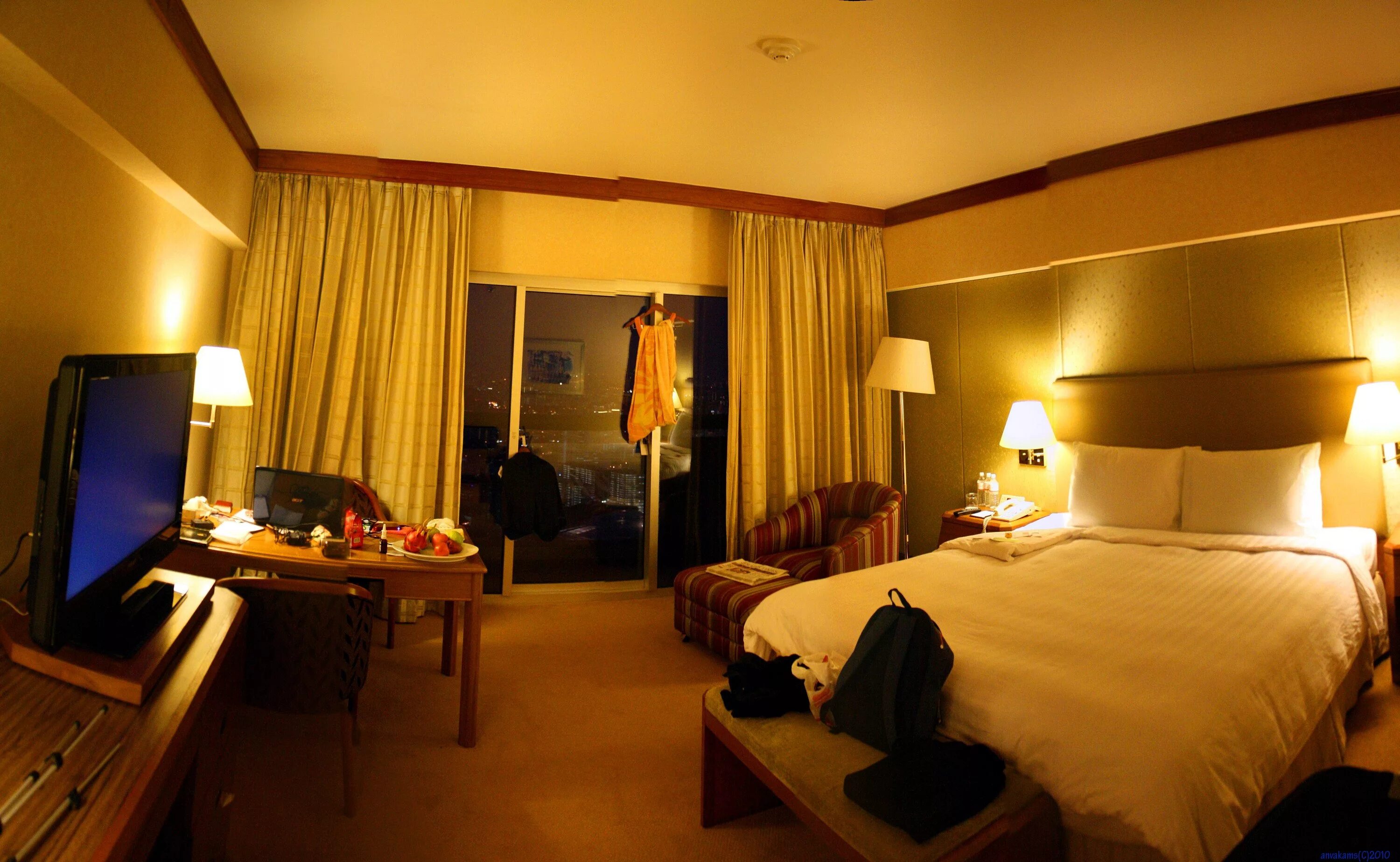 ночной отель. номер отеля. номер в гостинице ночью. кровать ночью. номер гостиницы ночью.