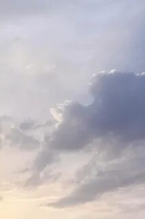По ясному небу несутся низкие тучи