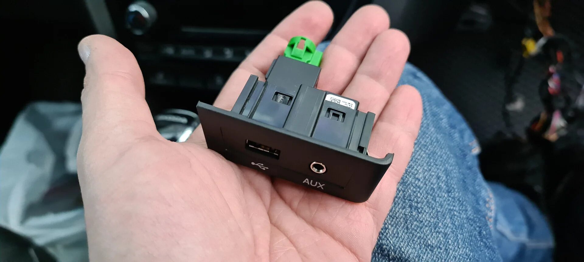 Как снять разъем шкода. Usb aux шкода рапид. skoda rapid usb разъем. шкода рапид разъем разъем usb и aux. usb в шкода рапид 2018.