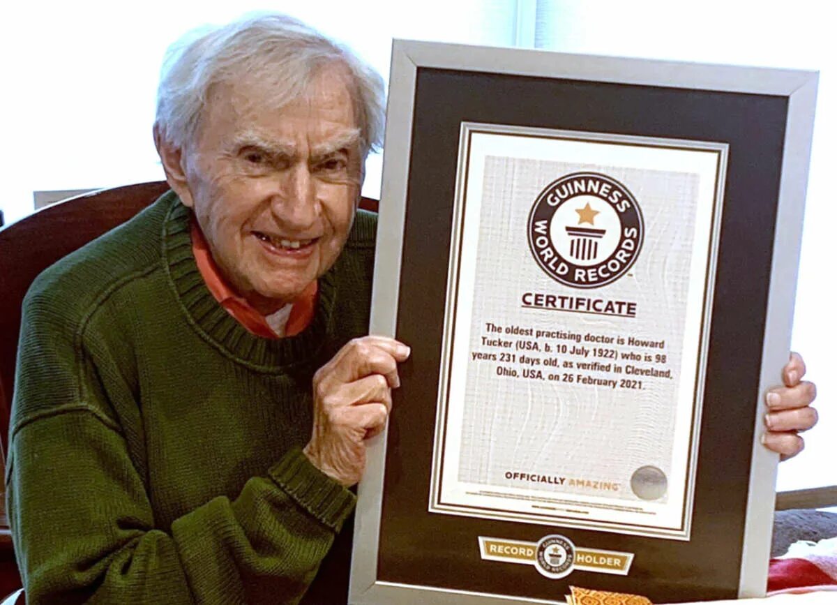 Говард Такер. Самый старый человек в мире 2023. Пенсионеры в США. Старый врач.