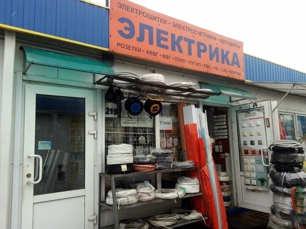 витрина электрики в магазине. витрина магазина электротоваров. магазин электротоваров. рынки электрики. ассортимент магазина электротоваров.